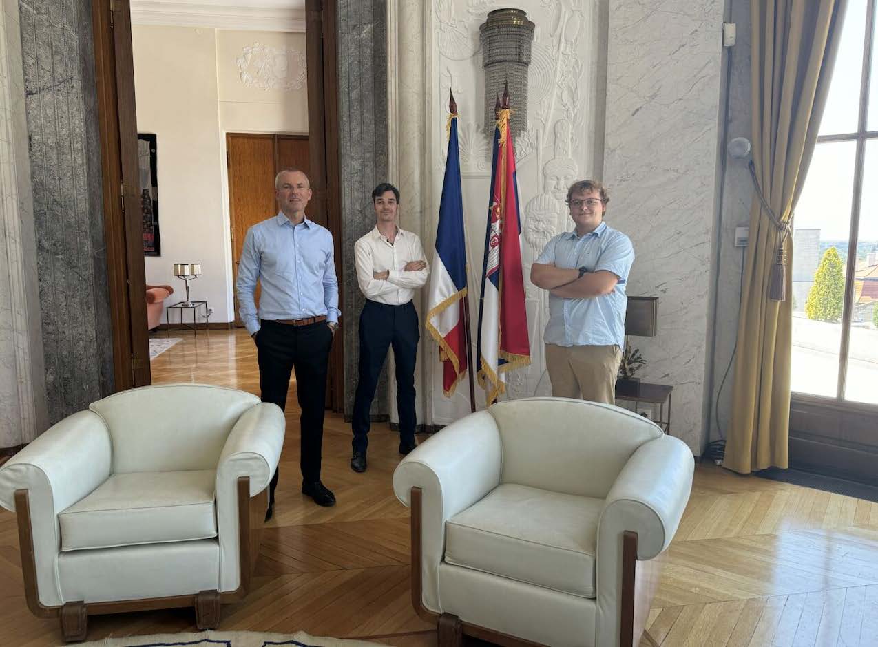 Example of an image that is floated to the right side François-Xavier Kowandy, Julia’s coworker and Julia in the main living room of the embassy posing in front of the French, Serbian and European Union flags.